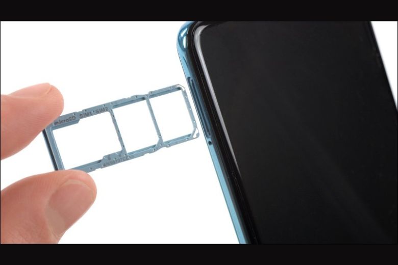 hướng dẫn lắp thẻ SIM cho Galaxy S23 bước 2