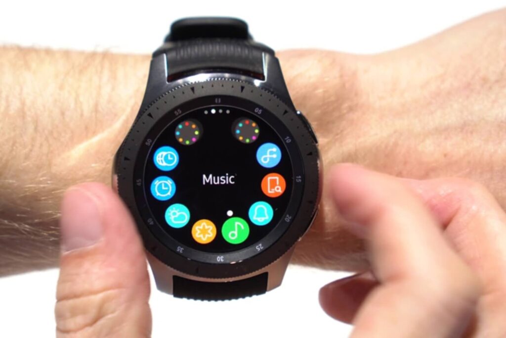 Mở Galaxy Watch hoặc hộp Buds và đặt gần điện thoại.