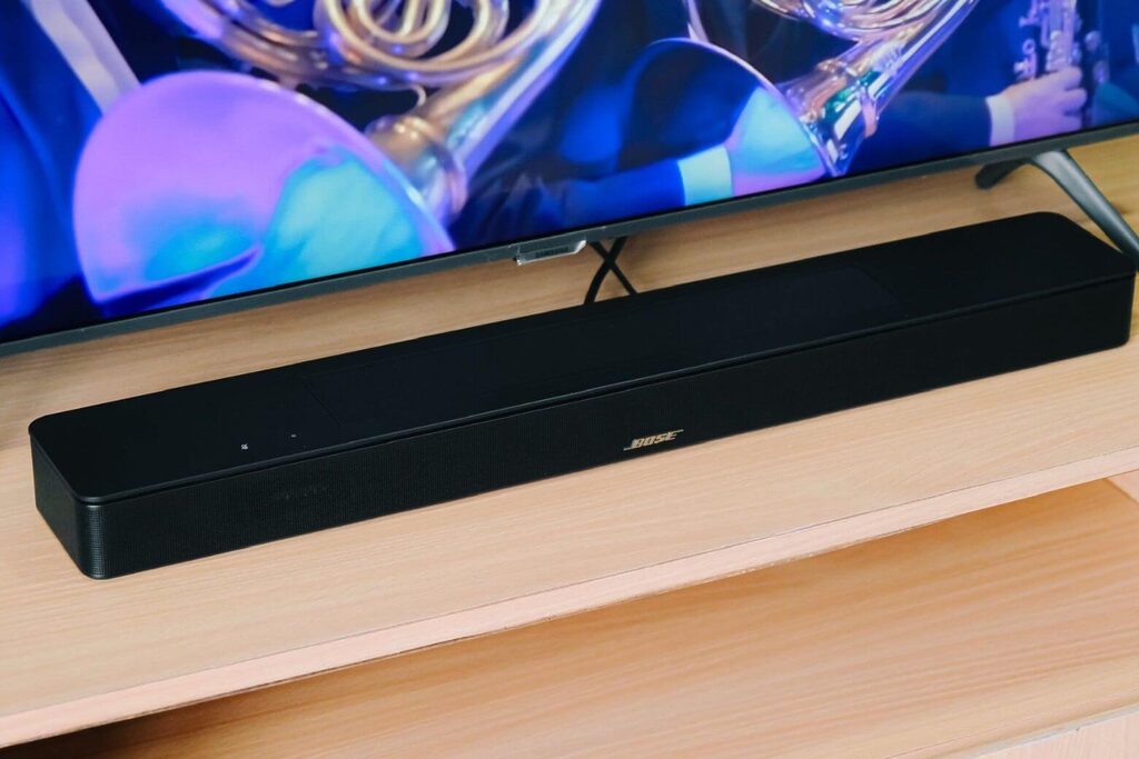 Loa Bose của nước nào? Xuất xứ thương hiệu âm thanh huyền thoại từ Mỹ Soundbar Bose Smart Ultra với Dolby Atmos và TrueSpace tái tạo rạp phim tại gia mà không cần hệ thống 5.1 cồng kềnh.
