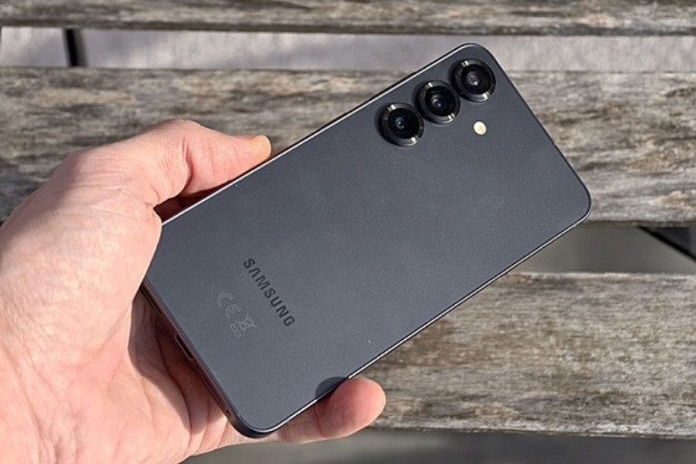 So sánh giá Samsung Galaxy S26 với đối thủ