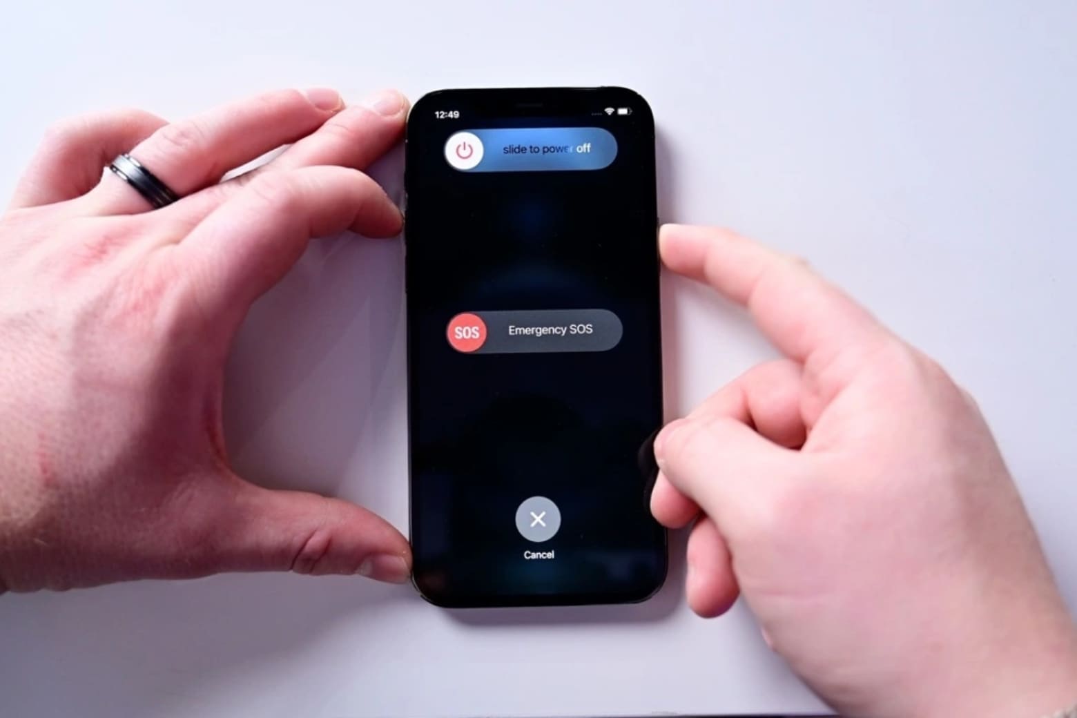 Cách tắt nguồn iPhone bằng phím vật lý